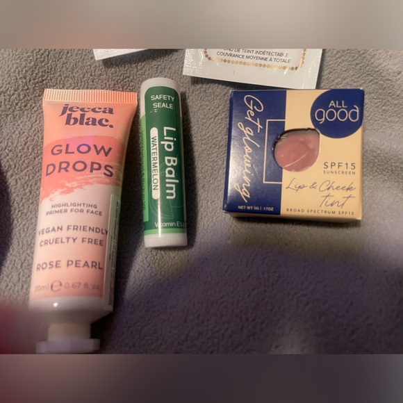 Custom make up & beauty deluxe 11 sample bag w/3 bonus full size items(1… - Picture 4 of 16